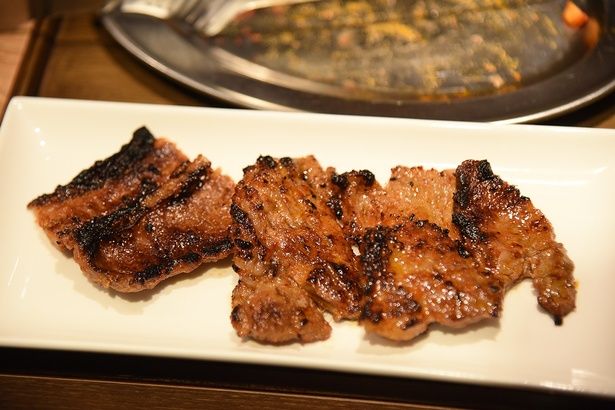 食べやすいサイズにカットした「龍が如くカルビ 極」 (940円) 撮影：ソムタム田井