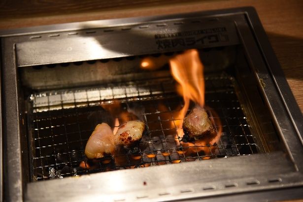 「真っ黒になるまで焦げて、脂を落とし、味を磨く」という焼き方を実践 撮影：ソムタム田井