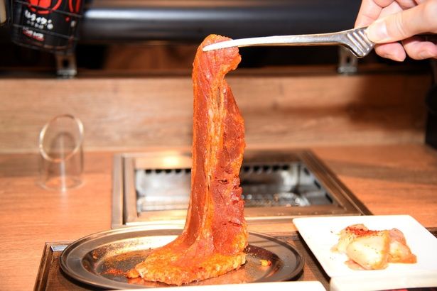 昇り龍を彷彿とさせる「龍が如くカルビ 極」 (940円) 撮影：ソムタム田井