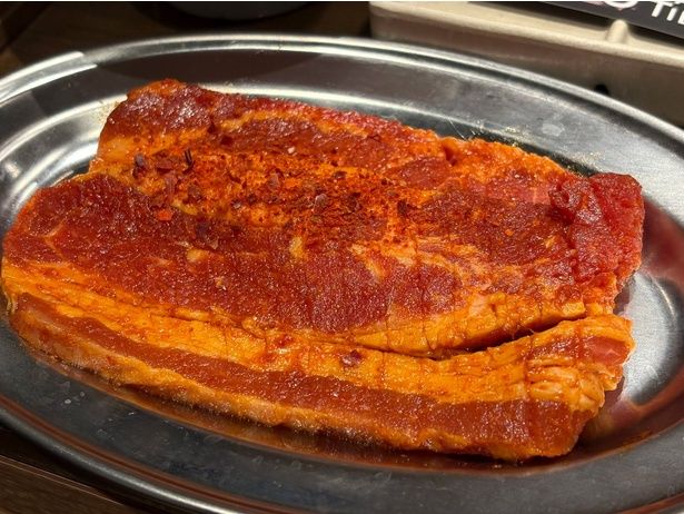 パンチの効いた味付けで、食べ応えも抜群の「龍が如くカルビ 極」 (940円)