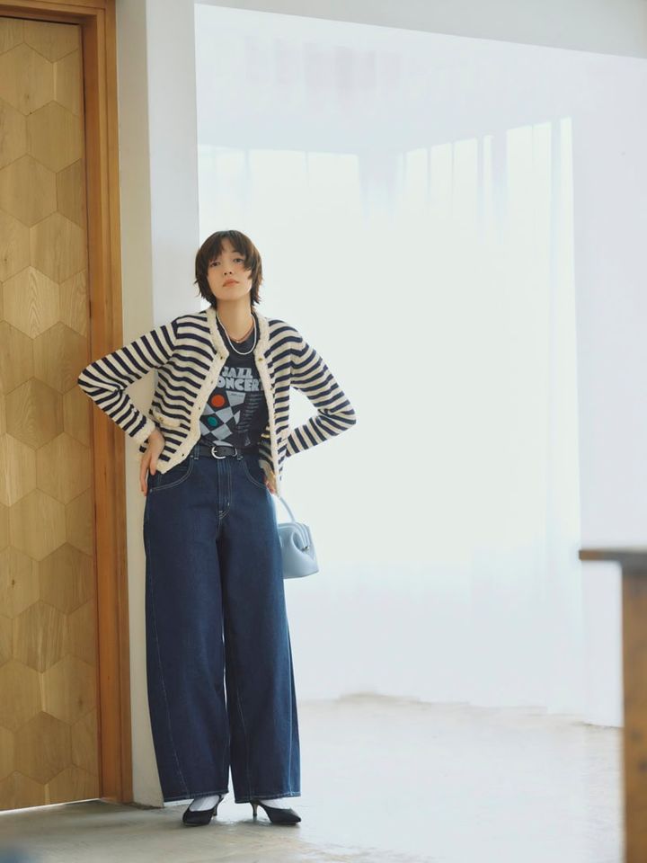 コンパクトなトップスやジャケットでデニムのシルエットを際立たせて。スーパーバギーバレルデニム￥15,400（リーバイス®／リーバイ・ストラウス ジャパン） ニットジャケット￥39,600、Tシャツ￥12,100（ともにザ シンゾーン／シンゾーン ルミネ新宿店） ベルト￥7,700（アングリッド） ネックレス￥50,600（ハルポ）、別注ソックス￥2,750（デカ クオリティ ソックス／ともにロンハーマン） 別注ネックレス￥31,900（ボーニー／RHC ロンハーマン） バッグ￥48,400（オソイ フォー ユナイテッドアローズ／OSOI SHI NJUKU） ミュール￥59,400（ネブローニ／ピモンテ）