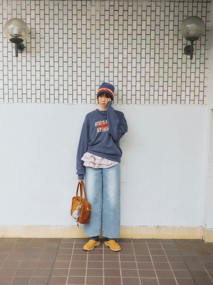 スウェット×デニムのラフさを回避するインナーのフリルでメリハリを与えて。デニム￥25,300（アイアワク） スウェットプルオーバー￥7,150（ラッセルアスレティック／グレースインターナショナル） ハイネックロングTシャツ￥6,600（アングリッド） フリルネック￥35,200（フミエタナカ／ドール） ネックレス￥1,980（ギウノン／アンティローザ） バッグ￥44,660（テラ）、バッグチャーム￥18,700（ヴィアメイルバッグ／ともにティースクエア プレスルーム） ビーニー￥14,300（マザー／リトルリーグ インク） ソックス￥1,980（オブスキュアソックス／ハイタイド） シューズ￥18,000（ティンバーランド／VF ジャパン）