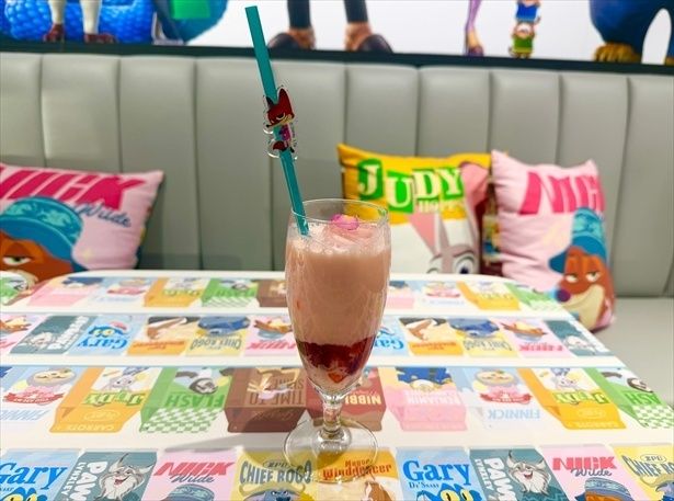 ＜ニック＞ストロベリーラテ(990円)