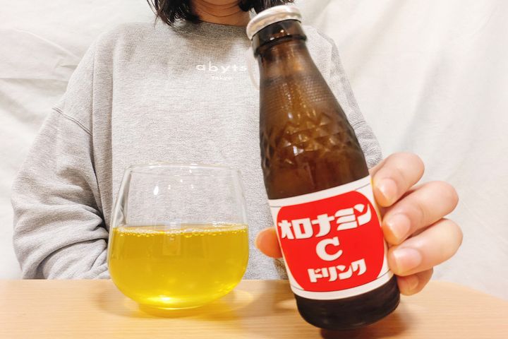 緑茶（左）に、大塚製薬のオロナミンCを入れる！
