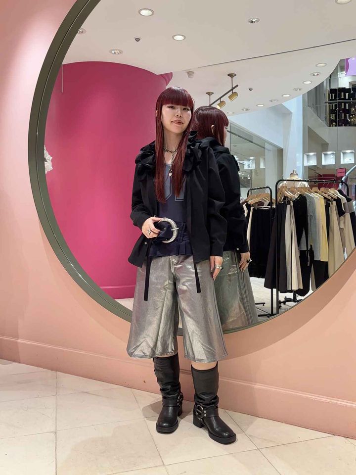 画像: シャツ￥37,400／ミヤオ × レイ ビームス、パンツ￥12,100／アディダス、ブーツ￥48,400／モリーニ（すべてビームス ウィメン 原宿）、その他／本人私物 出典：www.beams.co.jp