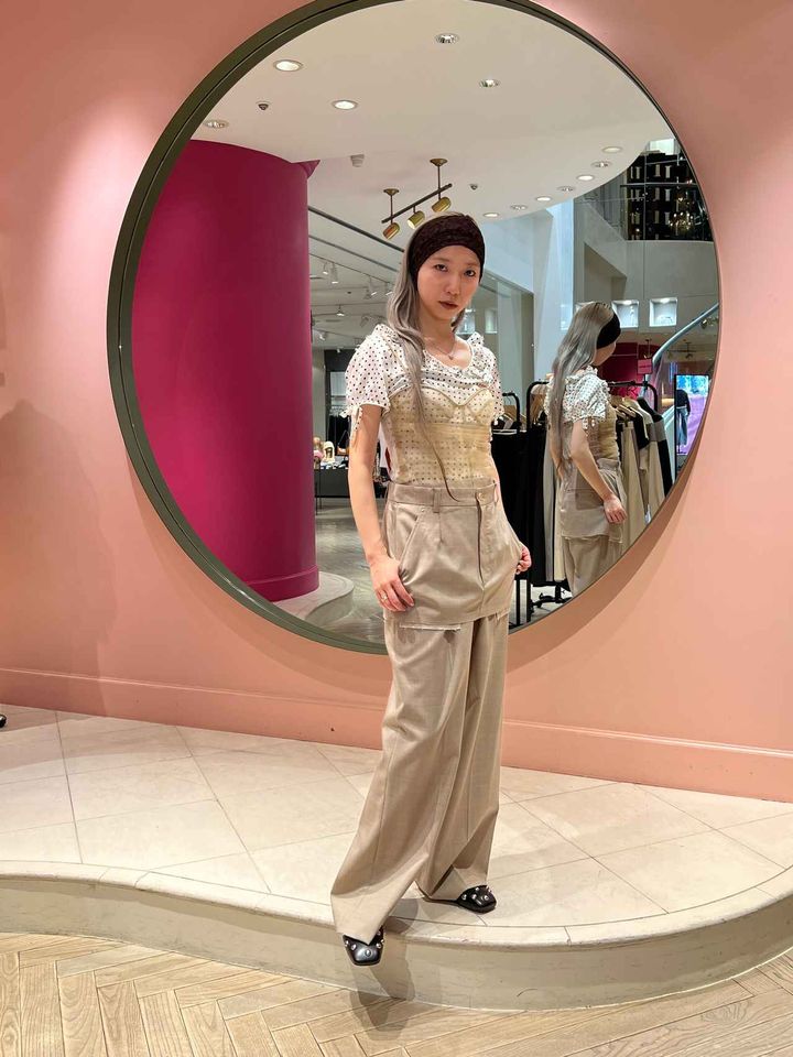 画像: トップス ¥56,650／サンディー リアング、チュールキャミソール￥35,200、パンツ￥83,600／ともにチカ キサダ（ビームス ウィメン 原宿）、その他／本人私物 出典：www.beams.co.jp