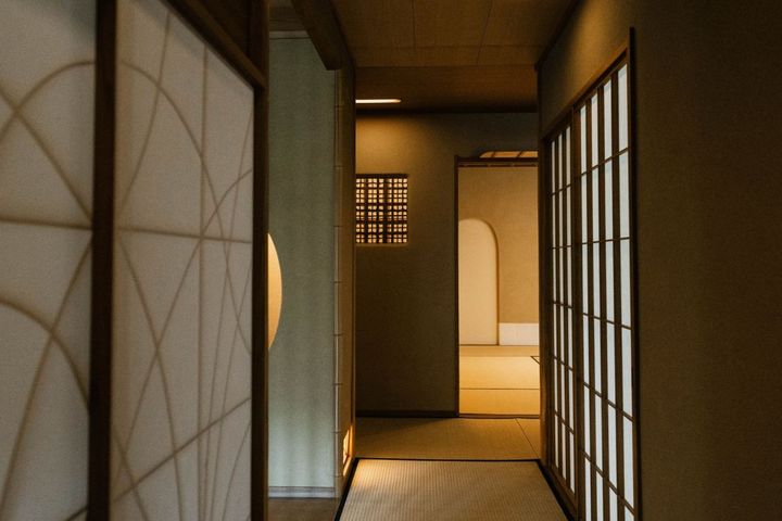 障子、照明、外光の織りなす陰影が美しい