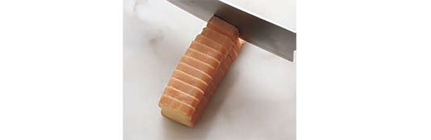 生地を約8mm幅に切り分け、天板に生地を並べる （C）きゅうり／KADOKAWA