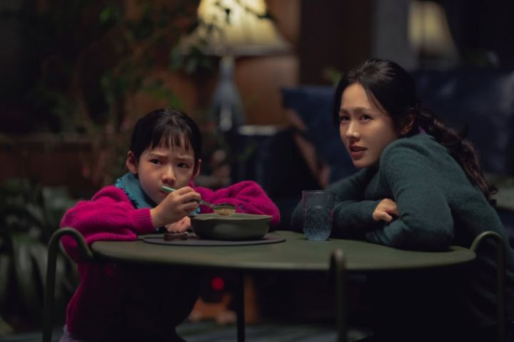 映画『しあわせな選択』よりミリ（ソン・イェジン）とその娘