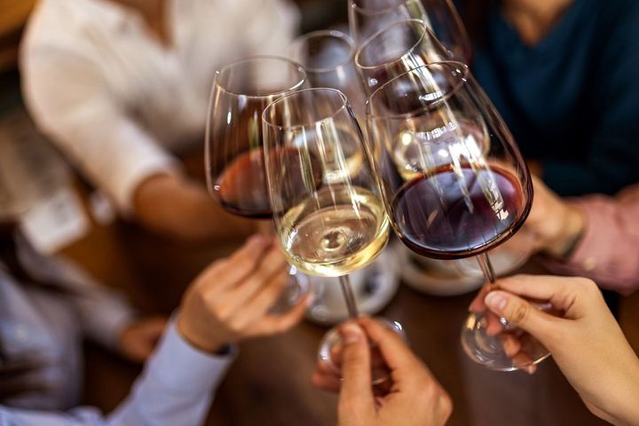 ワインで乾杯するグループ