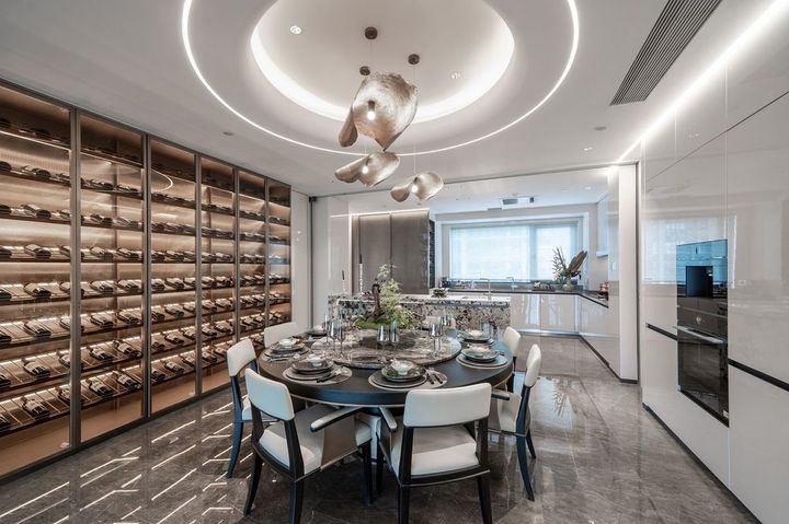 廊下にはワインセラーが並ぶ、ダイニングルーム