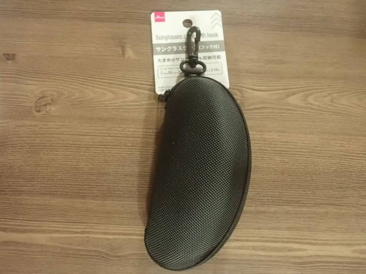 DAISO(ダイソー)：サングラスケース(フック付)