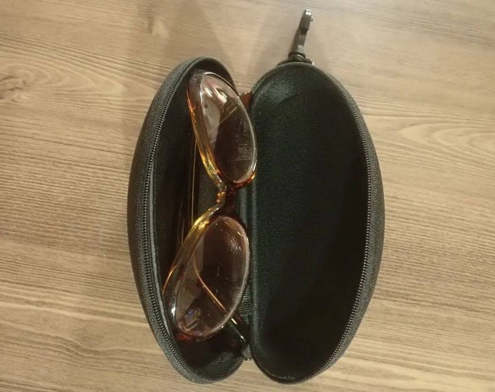 DAISO(ダイソー)：サングラスケース(フック付)