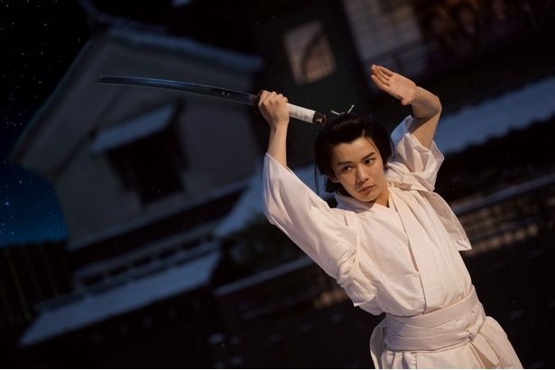 大衆の前で父親の仇を討ち果たした美しき若侍、伊納菊之助 [c]2026「木挽町のあだ討ち」製作委員会 [c]2023 永井紗耶子／新潮社