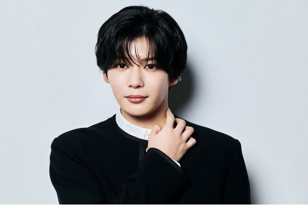 【写真を見る】気品あふれる眼差しが美しい、長尾謙杜を撮り下ろし！ 撮影/河内彩