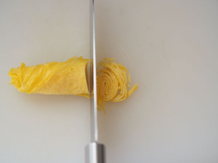 切り方をちょっと変えるだけ！細くてキレイな『錦糸卵』の作り方。これでもう失敗しません♪