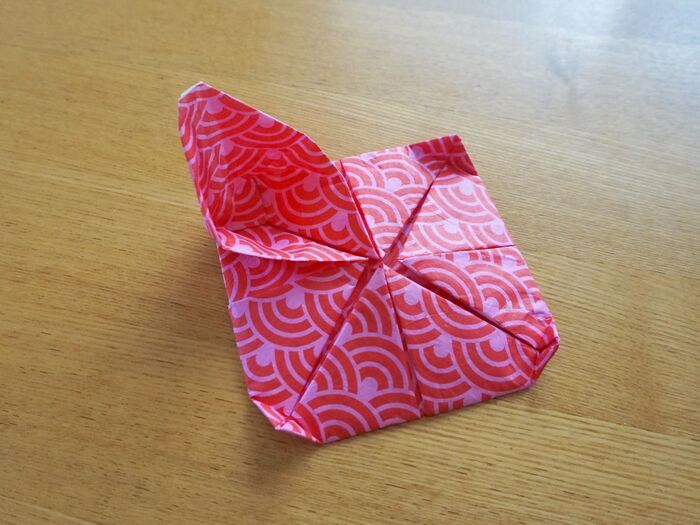 これを上へ引き出し、花びらにします。