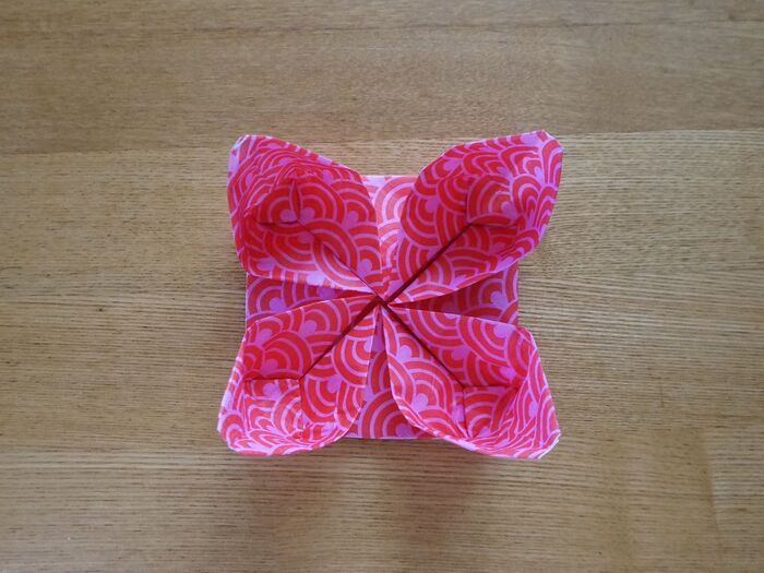 残りの角も花びらを引き出します。