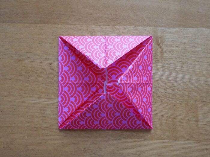 もう一度、中央に向かって角を折ります。