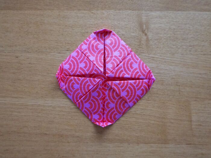 4つの角を少し折ります。