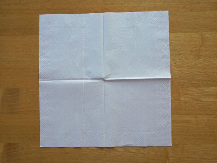 柄を下にしてペーパーナプキンを広げます。