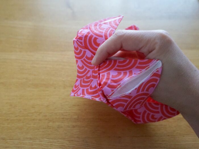 辺を持ち上げ、もう一つの裏の角も引き出します。