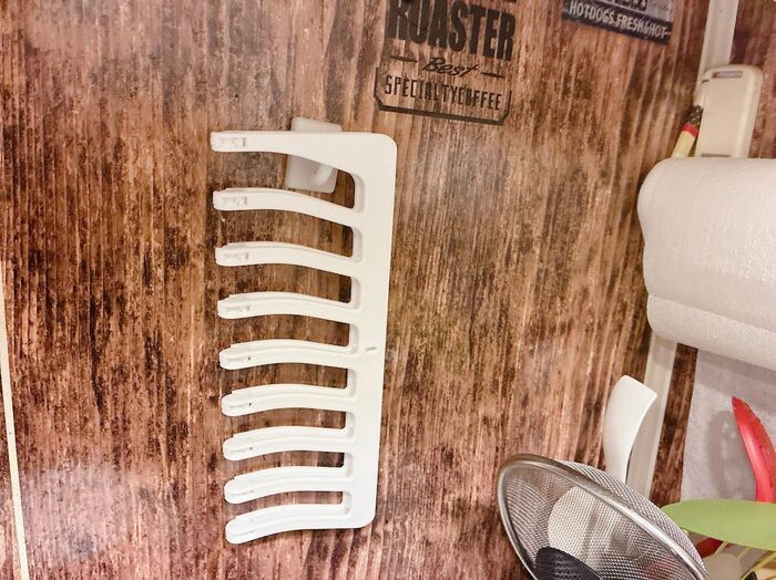 セリアの〈超スリムなキッチングッズ〉が大当たり♡片付けがはかどっちゃう発明品の正体とは！