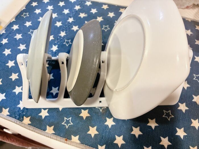 セリアの〈超スリムなキッチングッズ〉が大当たり♡片付けがはかどっちゃう発明品の正体とは！