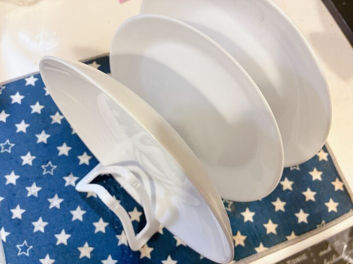 セリアの〈超スリムなキッチングッズ〉が大当たり♡片付けがはかどっちゃう発明品の正体とは！