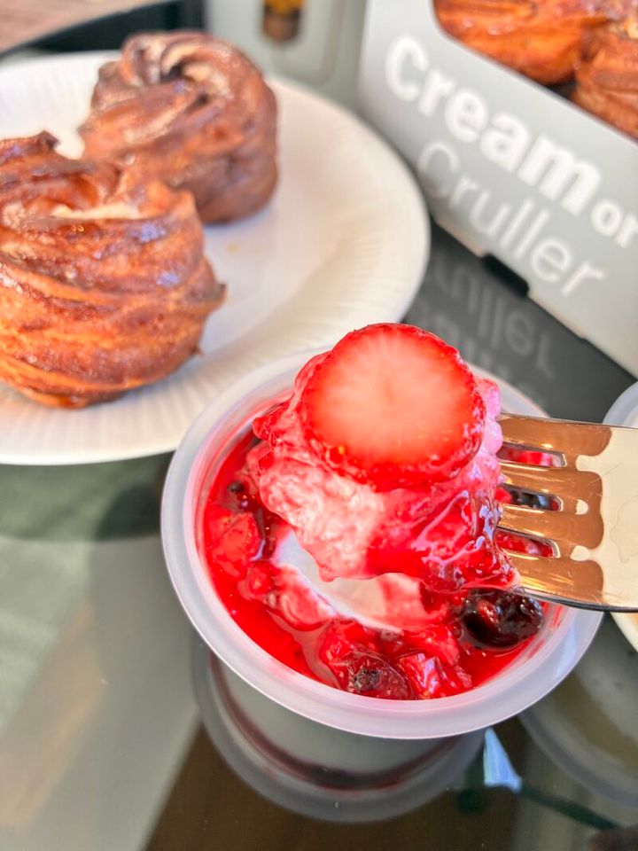 『シュークルーラー』専門店「Cream or Cruller」の限定ディップいちごベリーヨーグルト