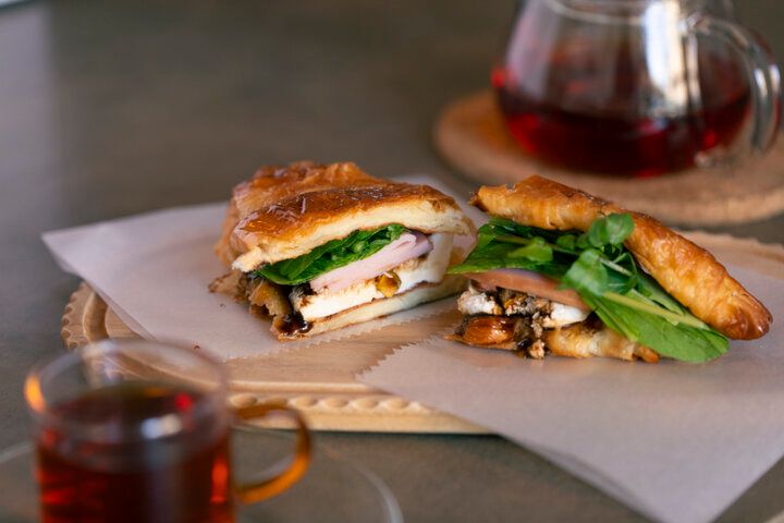 小さな森のような空間が素敵♪アートも楽しめるボタニカルカフェ「ル・ボア」でほっとひと息