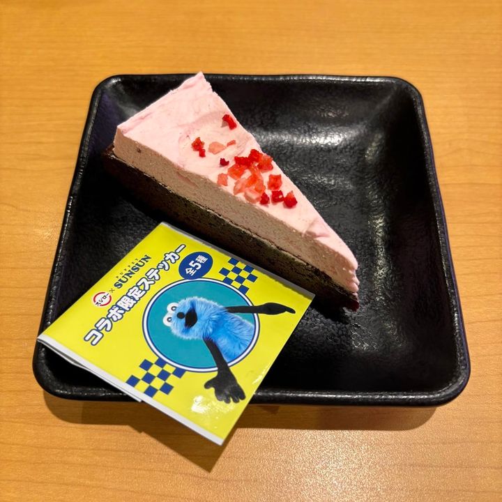 スシロー パペットスンスンコラボ限定ステッカー付きふわふわ苺クリームのガトーショコラ