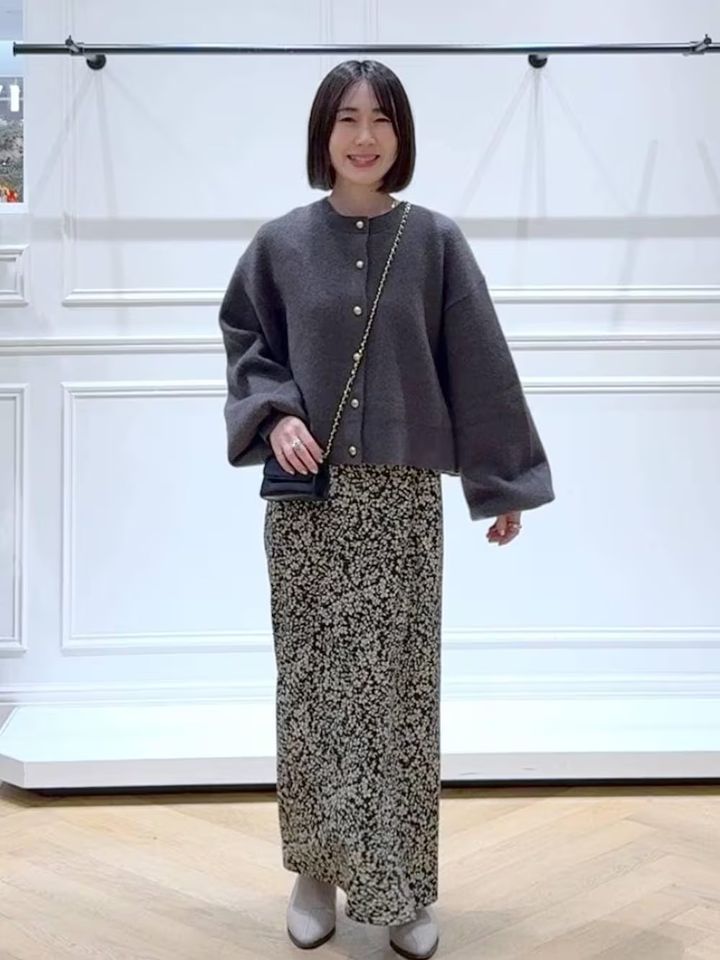 クルーネックのパフ袖カーディガンでおしゃれ見え