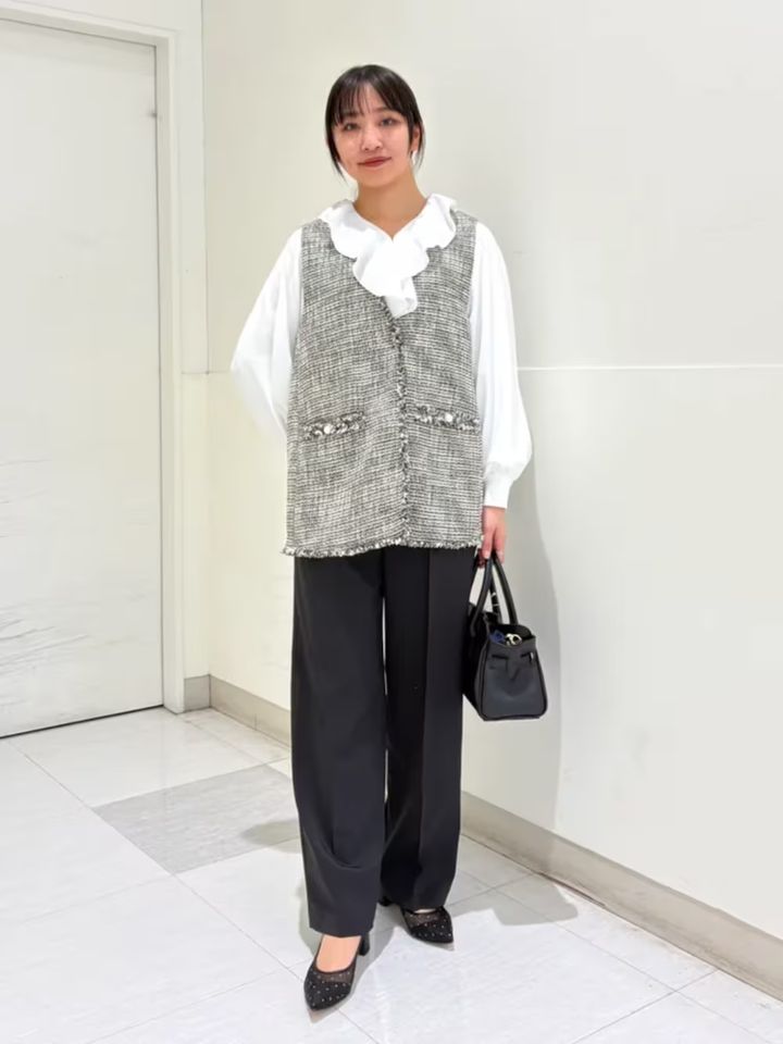 ロングベスト＆パンツをグレーで揃えたコーデ