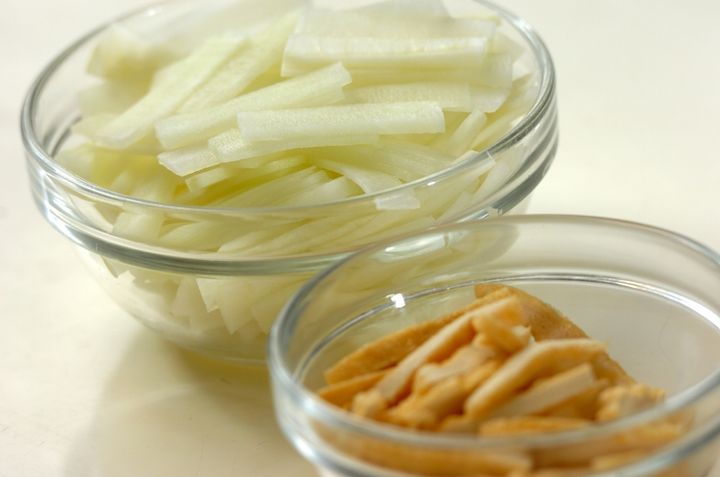 大根と油揚げの白みそ汁の下準備1