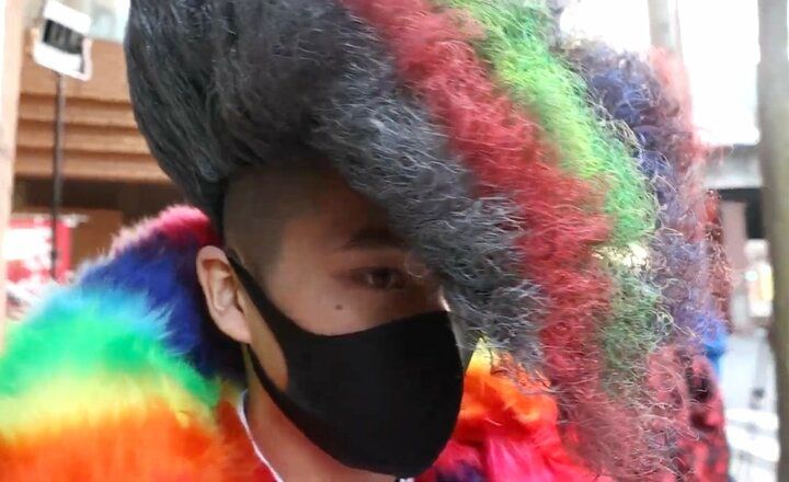 【写真・画像】北九州の成人式で話題になった虹色リーゼント男、超ボリュームヘアの苦労を告白 1枚目