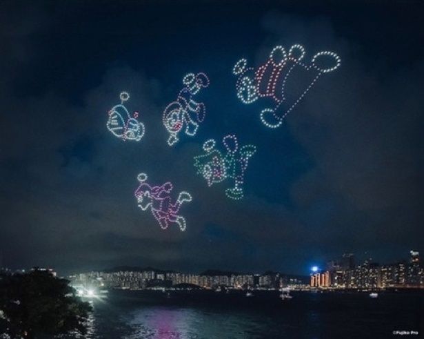 ドラえもんをはじめ、のび太やおなじみの仲間たちが1000機のドローンによって描かれる※香港開催時の様子 