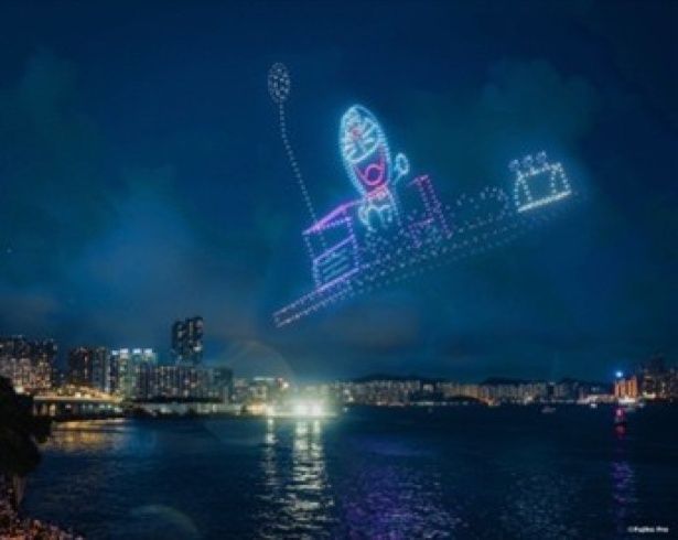 「100％ドラえもん＆フレンズ ドローンショー」の様子