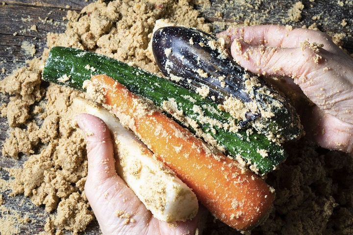 ぬか床から各野菜を取り出している手元
