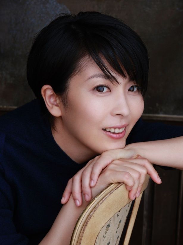 【写真を見る】松たか子が演じるのは、癒えない喪失を抱え、ひとり彫刻制作に没頭する寄子 [c]2026 ナギダイアリー・パートナーズ / Survivance / Momo Film Co.