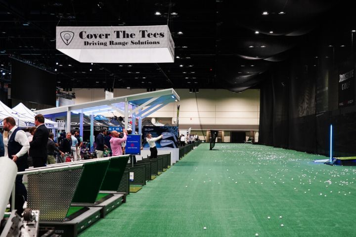 “世界最大”のゴルフ用品ショーにテニスコート？一体どうして？
