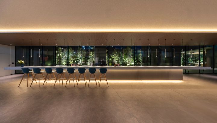 開放的な大きな窓とカウンターが印象的な「H Bar」。