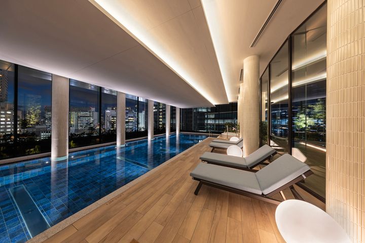 ジェットバスやランジャーを備えた屋内温水プール。