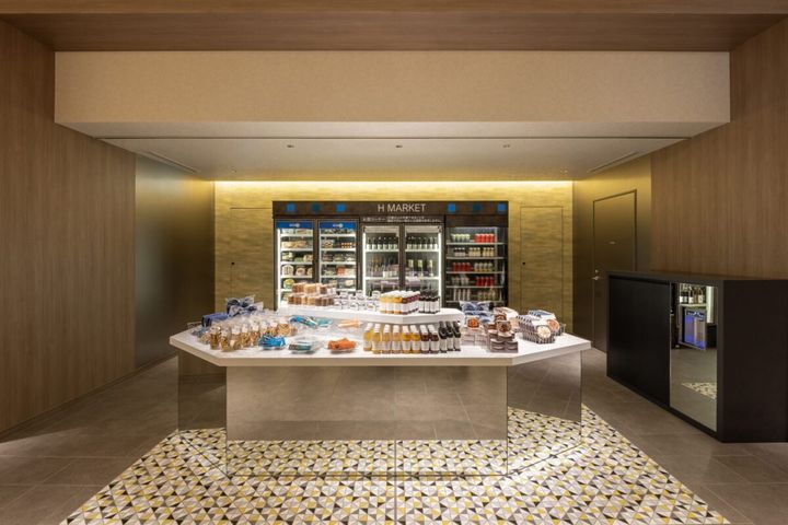 軽食やドリンクのほか、渋谷をアイコンとしてデザインしたグッズも販売されている。