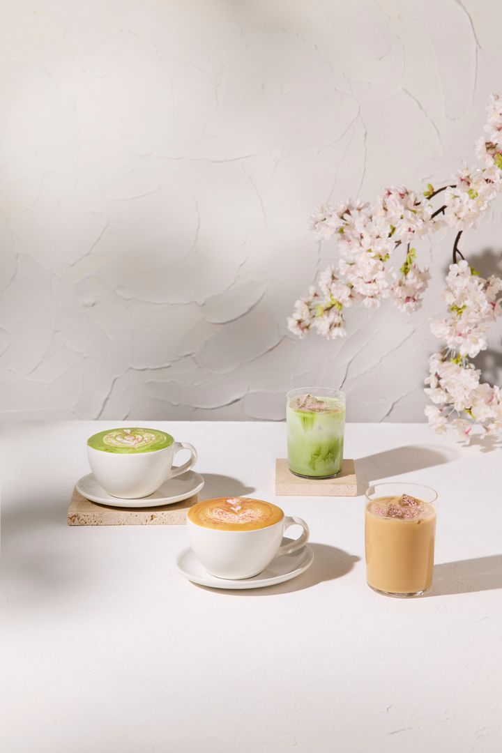 （奥）抹茶チェリーブロッサムラテ（HOT／ICED） 980円<br /> （手前）チェリーブロッサムラテ（HOT／ICED） 850円