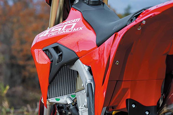 エルゴノミクスと美的外観を両立しているシュラウド～サイドカバー。ラジエター形状も斜めの配置で独自のフォルムを形成