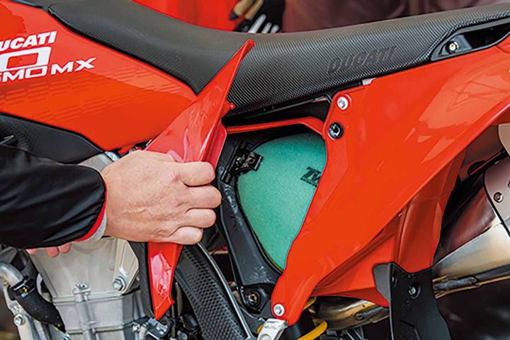 工具不要で開閉が可能なエアクリーナーカバーを装備。エレメントは近年多くなった薄型ではなく一般的な形状だ