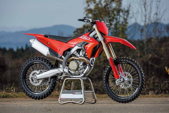 ● シート高：970mm ● 装備重量：104.8kg ● エンジン型式：水冷4サイクル単気筒DOHC4バルブ ● 総排気量：449.6cc ● 内径×行程：96.0mm×62.1mm ● 圧縮比：13.5:1 ● 最高出力：63.5ps（46.7kW）/9,400rpm ● 最大トルク：53.5Nm（5.46kgm）/7,500rpm ● 燃料供給装置：フューエルインジェクション ● 始動方式：セルフ式 ● 燃料タンク容量：7.2L ● 変速機形式：常時噛合式5段リターン ● フレーム形式：アルミニウム製ペリメター ● タイヤサイズ：前 80/100-21／後 110/90-19