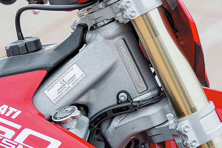 フレームの弱点とされる溶接ラインを削減した、一体構造のアルミペリメターフレームは、11のエレメント（鋳造、鍛造、押し出しコンポーネント）から構成。壁厚を薄くし複雑な形状を実現する鋳造効果で、9kg未満の軽量タイプとした