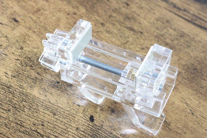 セリアの透明かもいフックミニは厚さ10～35mmの鴨居や窓枠に対応している